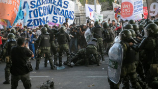 Polícia argentina reprime manifestantes e Congresso pausa debate de reformas de Milei