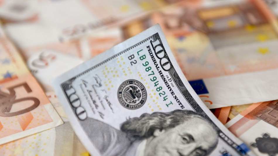 L'euro atteint un nouveau plancher depuis 20 ans face au dollar, sous les 0,99 dollar