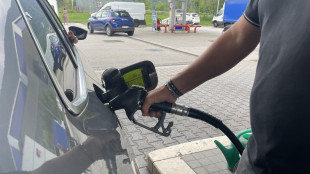 Ancora giù il prezzo della benzina, self 1,837 euro al litro