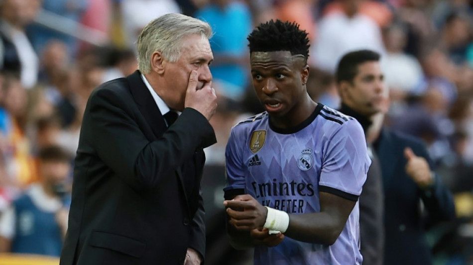 'LaLiga tem um problema com o racismo', afirma Ancelotti em defesa de Vini Jr