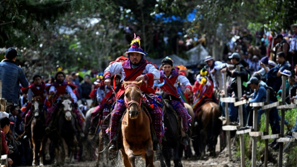 Ebrios, jinetes mayas desafían el peligro para honrar a sus muertos en Guatemala