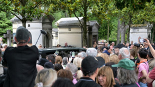 Fãs se despedem de Françoise Hardy em Paris