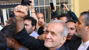 Pezeshkian, el reformista que busca mejorar la relación con Occidente, gana la presidencial en Irán