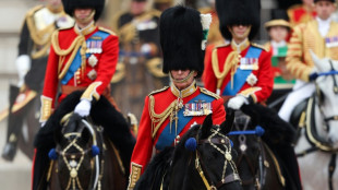 Charles III anda a cavalo no 1º desfile de seu aniversário