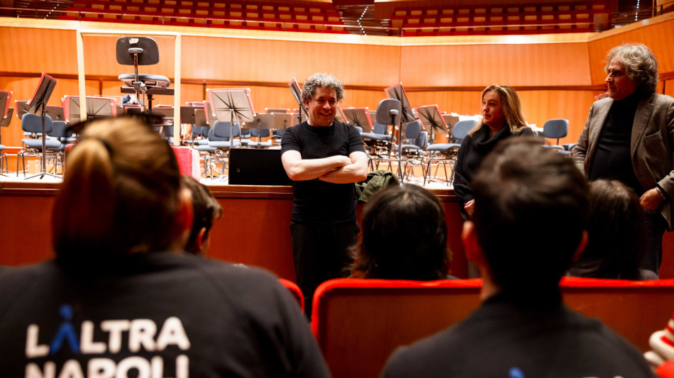 Gustavo Dudamel e i ragazzi dell'orchestra Sanitansamble