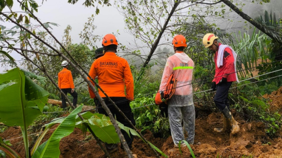 Zahl der Toten bei Erdrutsch in Indonesien steigt auf 19 - weiter Suche nach Vermissten