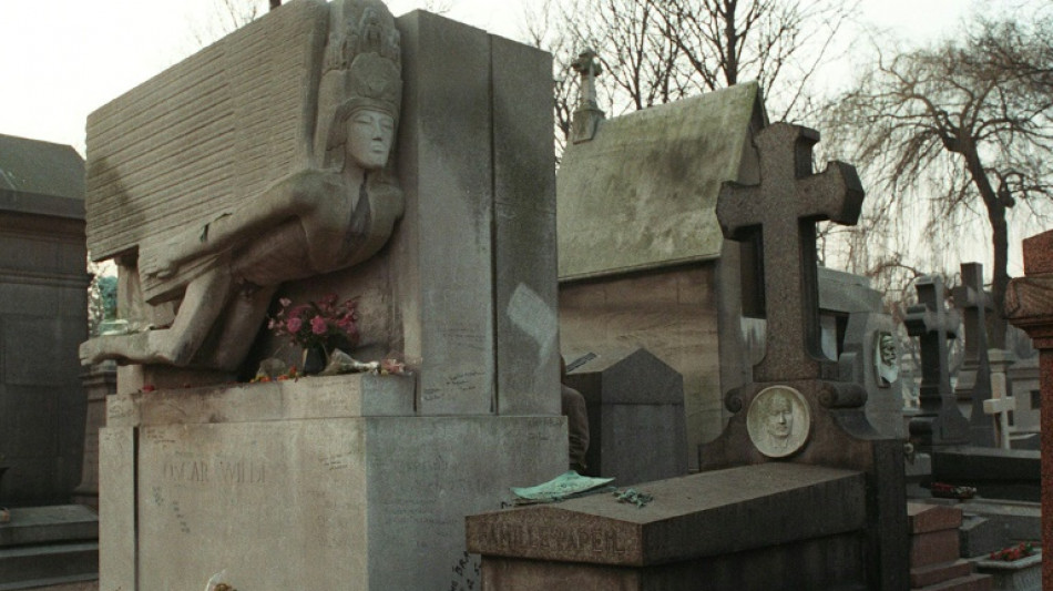 Artists pay homage to Oscar Wilde in Paris hotel where he died