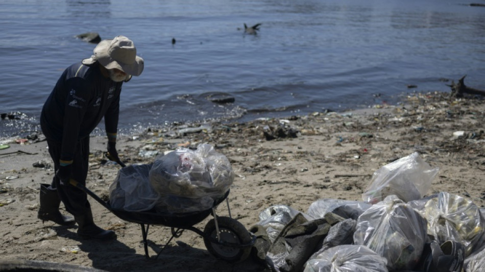 Pescadores y regatistas, al rescate de una isla en Rio sumergida en basura