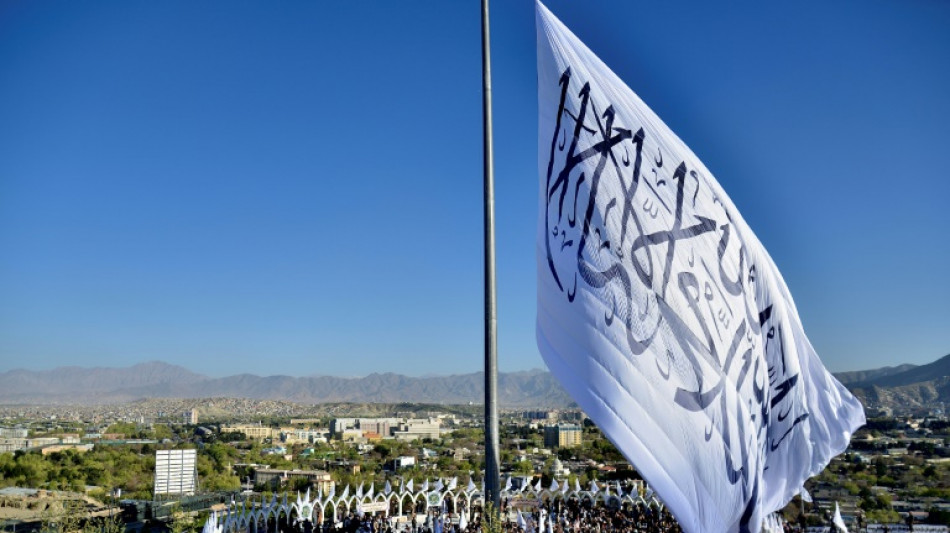 Les talibans hissent un immense drapeau de leur mouvement à Kaboul