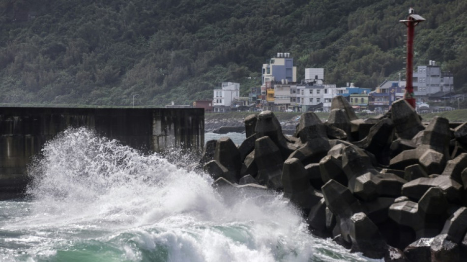 El tifón Koinu llega a Taiwán con vientos récord y lluvias torrenciales