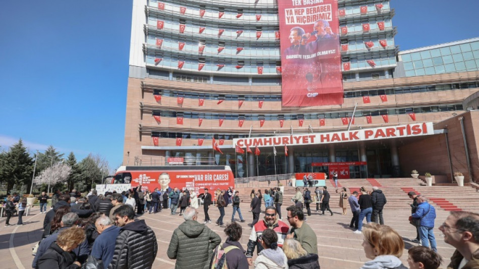 Prefeito opositor do presidente é preso em meio a protestos multitudinários na Turquia