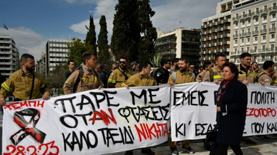 "Appelle-moi quand tu arrives", un message maternel devenu slogan des Grecs en colère