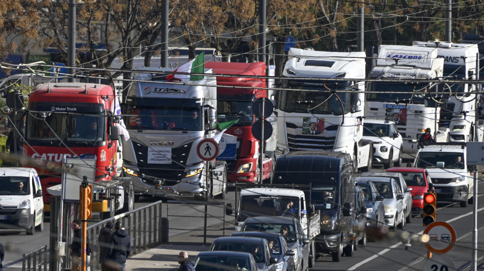 Usb, sciopero immediato camionisti e autotrasporto merci