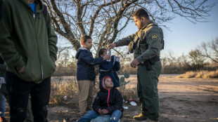 Enquanto Texas e Biden disputam o controle da fronteira, os migrantes seguem atravessando