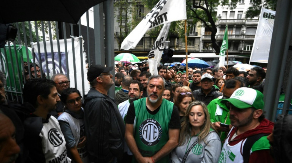 Funcionários públicos protestam na Argentina contra demissões em massa