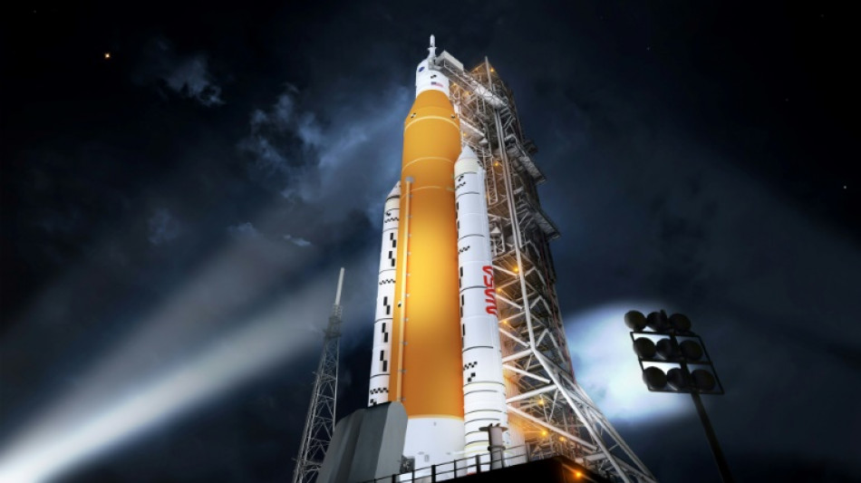 La NASA comienza transporte de su megacohete lunar a una plataforma de lanzamiento