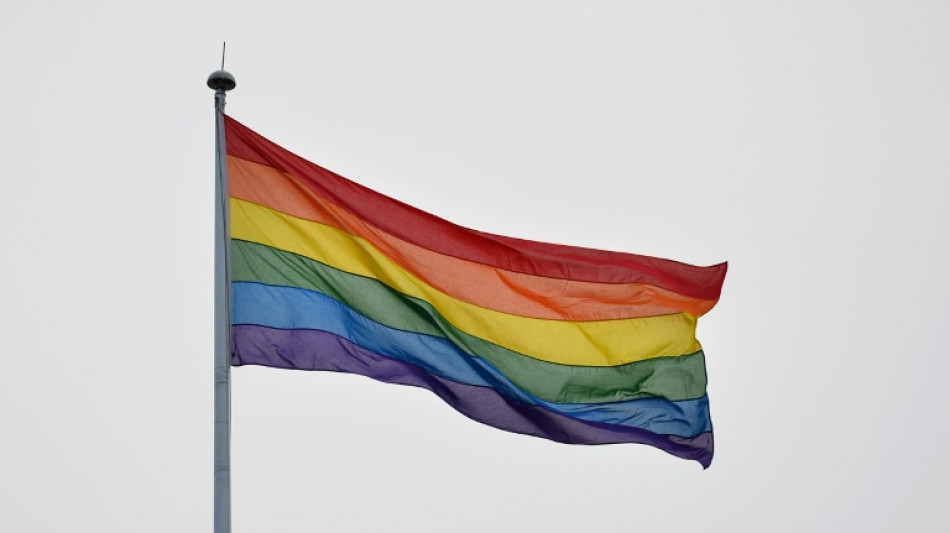 Unbekannte stehlen Regenbogenfahne vor Stadtverwaltung und verbrennen sie