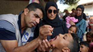 Familias gazatíes acuden a vacunar a sus niños contra la polio a pesar del temor a la violencia