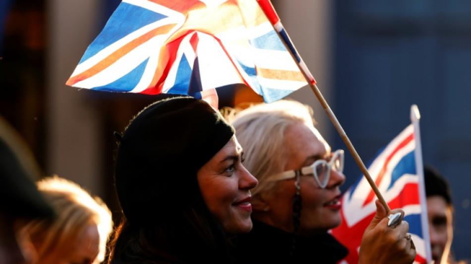 Avec une révérence ou des larmes, les Britanniques se recueillent devant le cercueil d'Elizabeth II