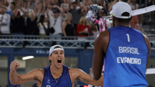 Evandro e Arthur vencem holandeses e vão às quartas do vôlei de praia de Paris-2024