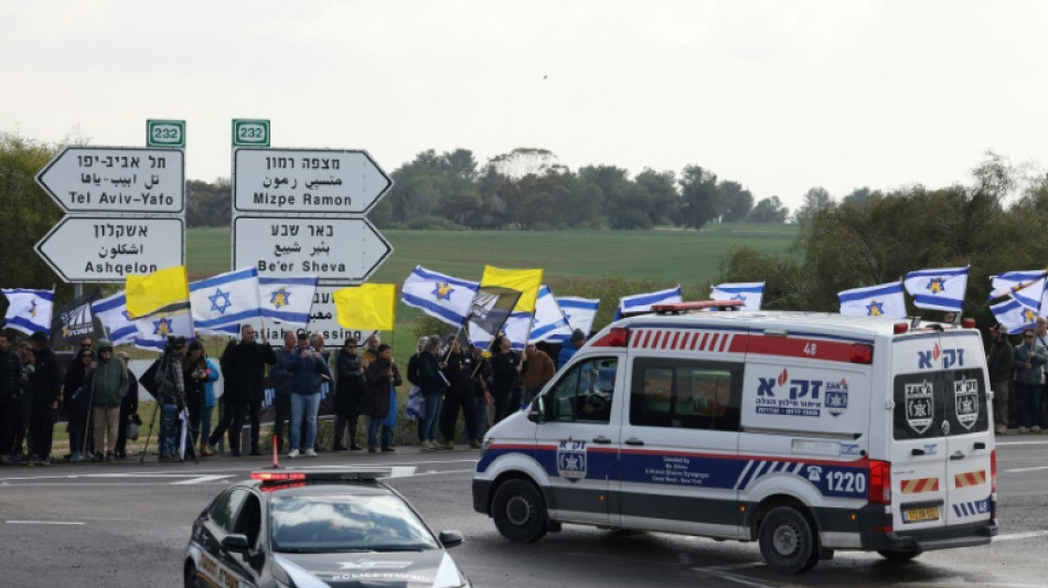 Israelenses se reúnem com o 'coração partido' para receber corpos de reféns