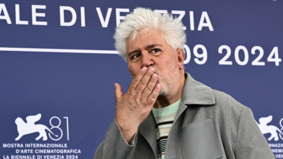 Almodóvar medita sobre la vida y la muerte en su primer largometraje en inglés, "La habitación de al lado"