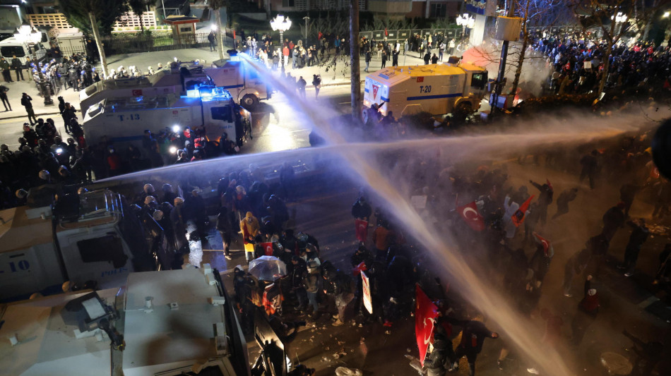 Oltre 320 arresti durante le proteste a Istanbul