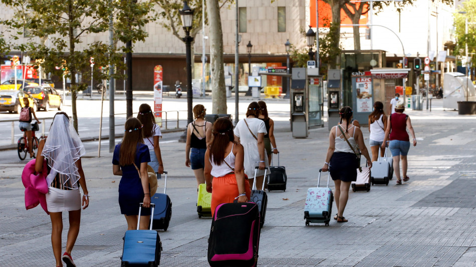 Barcellona dà via libera all'aumento della tassa turistica