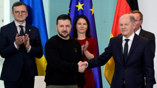 Zelensky assina acordos bilaterais de segurança com Alemanha e França