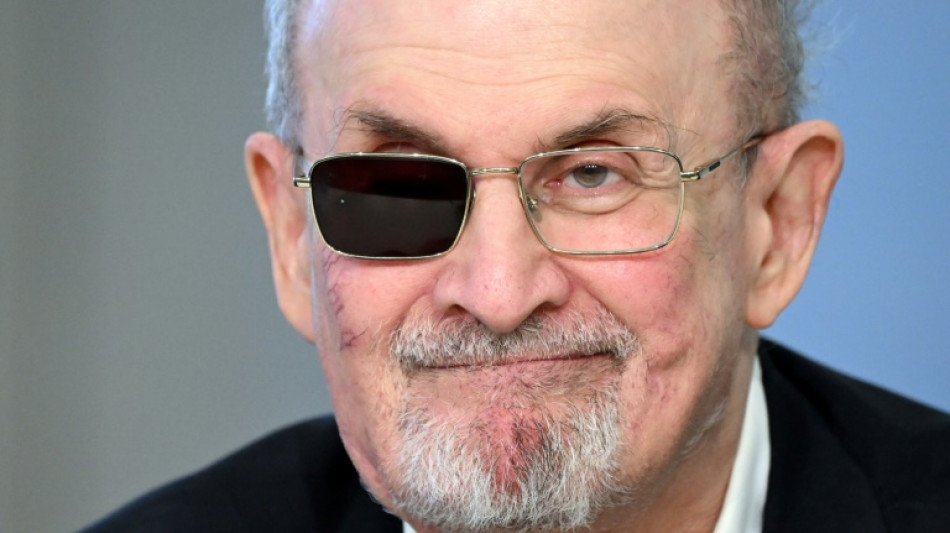 Rushdie esteve 'perigosamente perto' de morrer, diz acusação