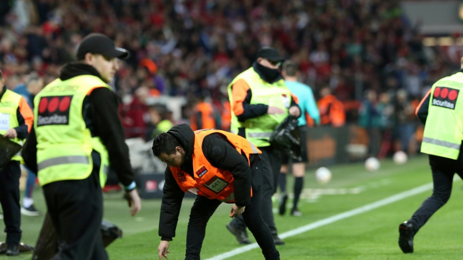 Proteste im Topspiel: Bayer gegen Bayern beginnt verspätet