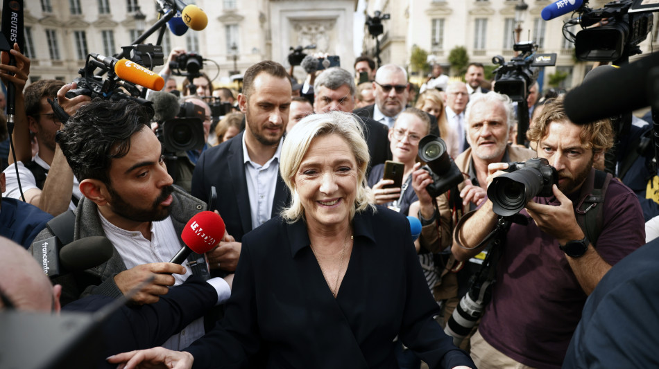 Marine Le Pen denuncia 'il circo indegno di Macron'