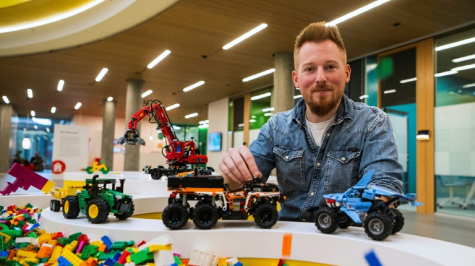 Dans une usine Lego, le secret de fabrication des jouets stars de Noël