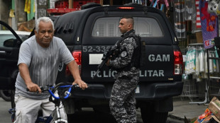 Polícia faz operação em dez favelas do Rio para travar guerra entre traficantes e milícia