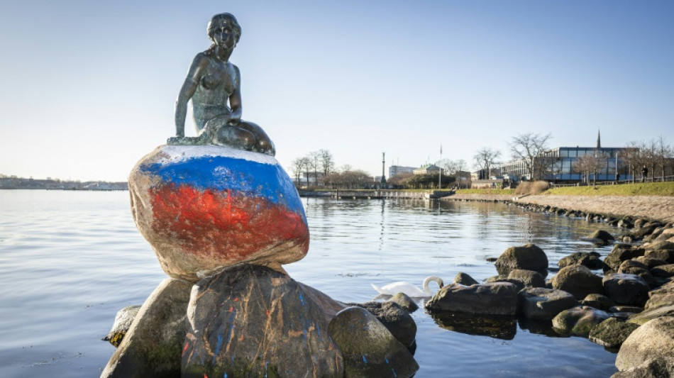 La Petite Sirène vandalisée, un drapeau russe peint sur son socle