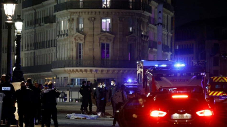 Morts sur le Pont-Neuf à Paris: deux enquêtes ouvertes, le policier tireur entendu par l'IGPN