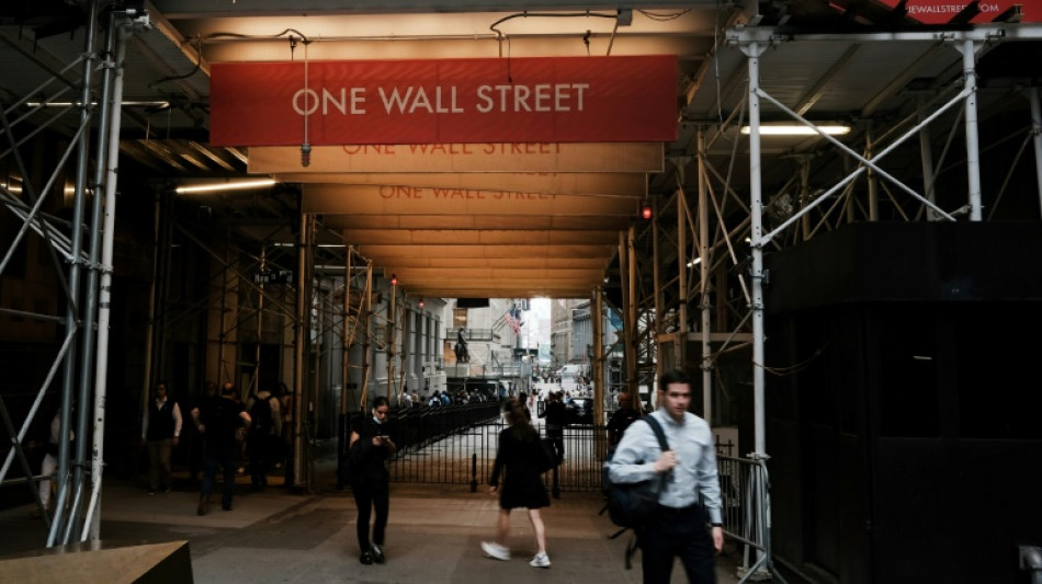 Wall Street termine en ordre dispersé, éreintée par une semaine folle