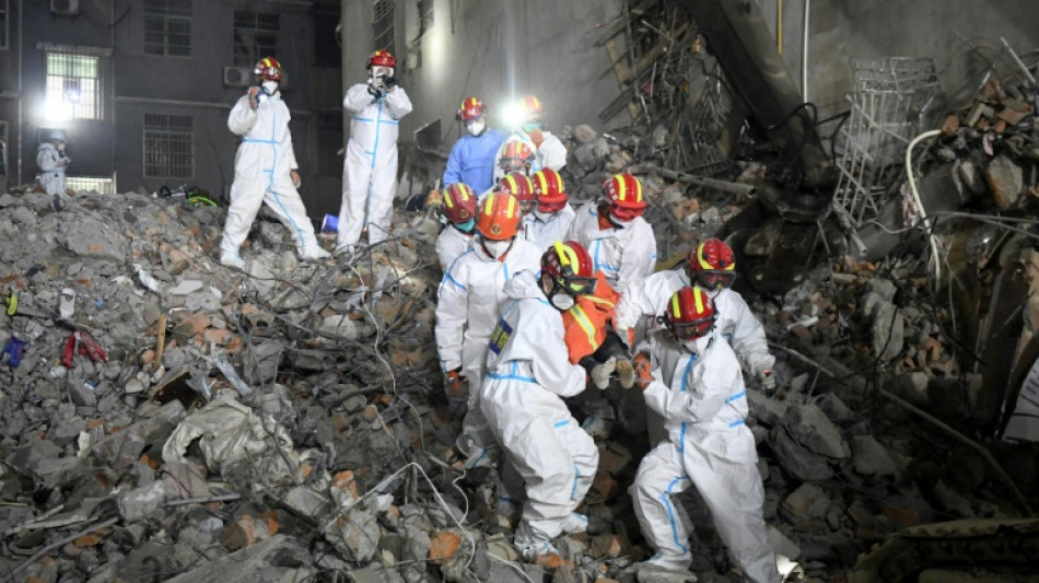 Aumentan a 53 los muertos por el derrumbe de un edificio en China