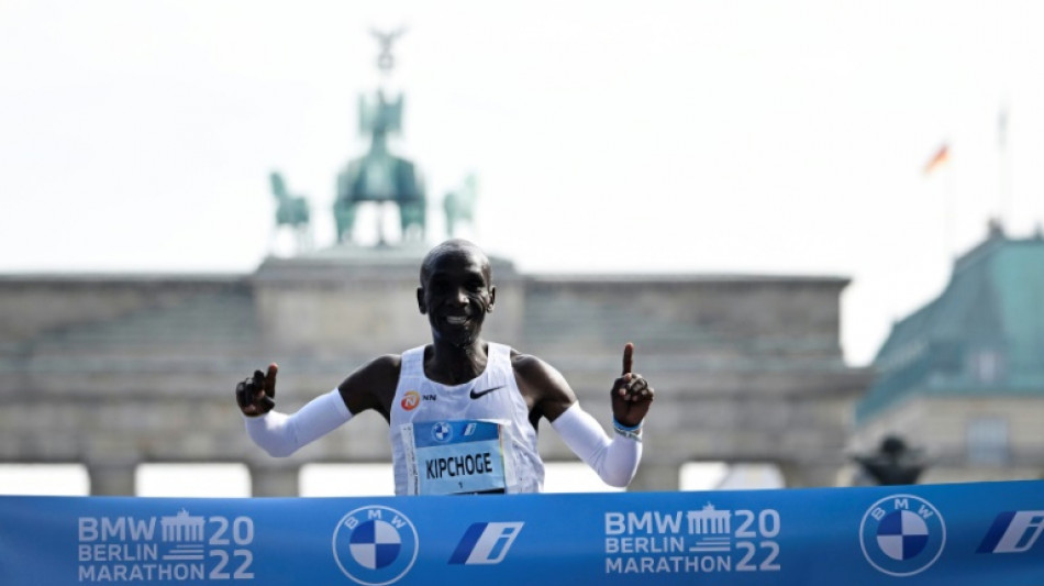 Marathon de Berlin: le Kényan Kipchoge améliore son record du monde en 2h01:09