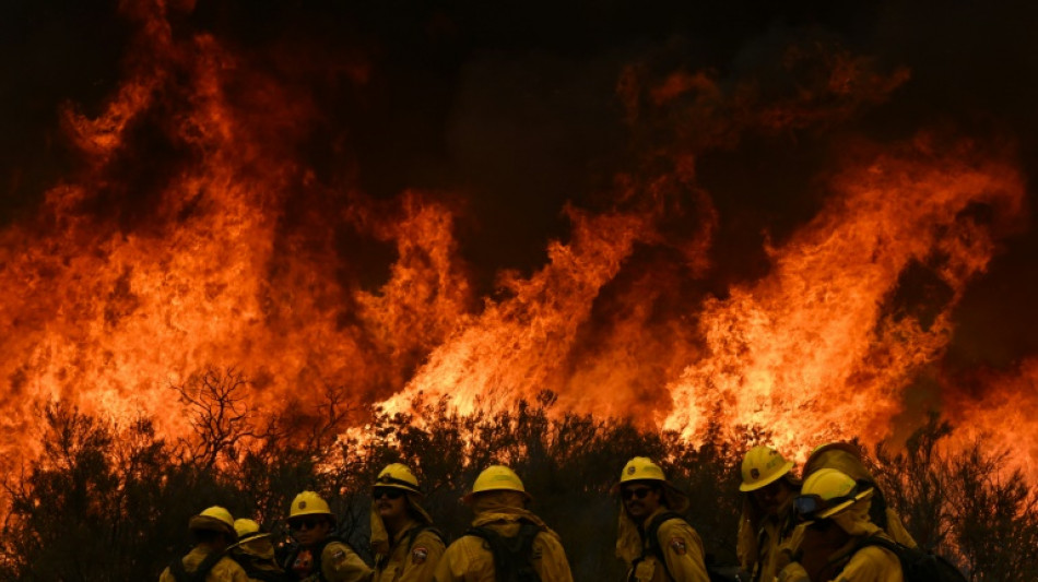 Feuerwehr in Kalifornien bereitet sich neben Waldbrand auf Unwettereinsätze vor