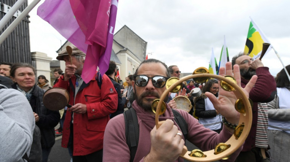 Macron accueilli à Vendôme par un concert de casseroles