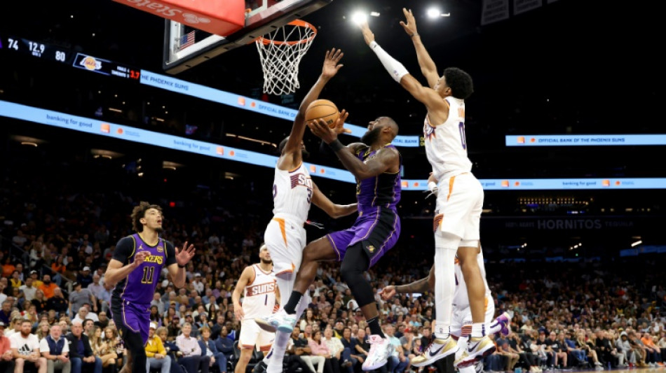 NBA: les Spurs battus, les Suns dominent les Lakers