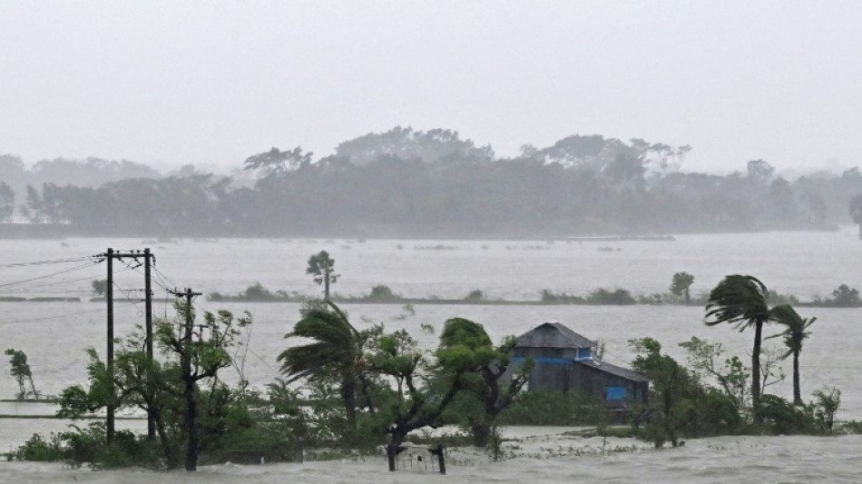 Sixteen dead after cyclone batters Bangladesh and India