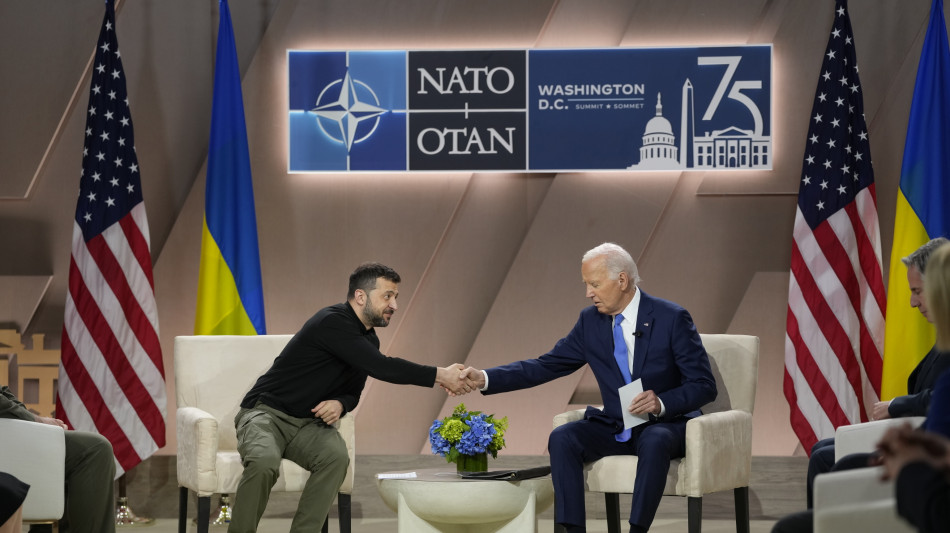 Biden annuncia a Zelensky nuovi aiuti per 225 milioni