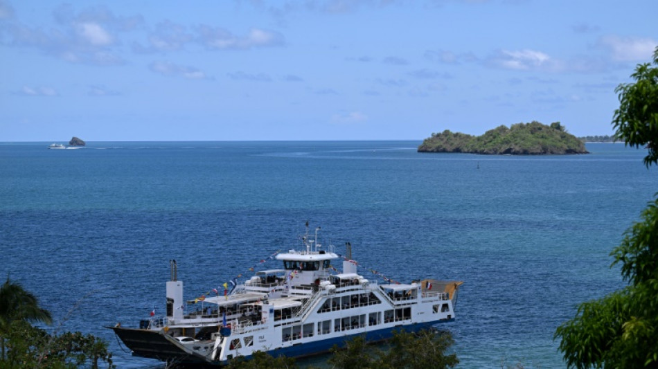 La barge, lien incontournable mais mis à mal par le cyclone à Mayotte