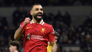 Salah brilha e líder Liverpool atropela Tottenham; United perde em casa