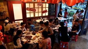 Covid en Chine: les Pékinois fêtent la réouverture des restaurants