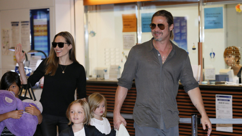 Una figlia di Brad Pitt lo cancella all'anagrafe