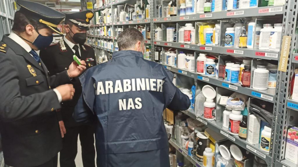 Farmaci contraffatti, 286 siti oscurati e 23 arresti