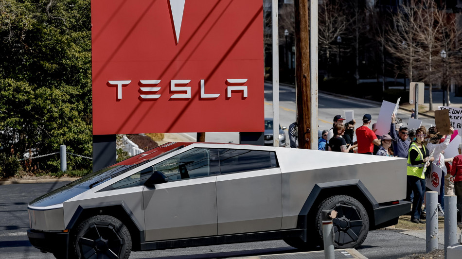 Tesla ancora giù a Wall Street, perde oltre il 13%